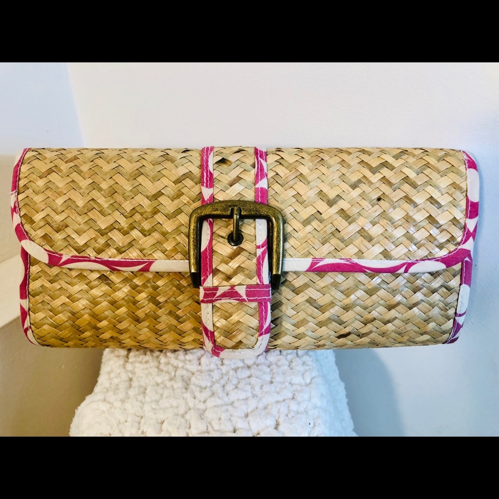 Straw Clutch with Faux Buckle close - Pink Fabric